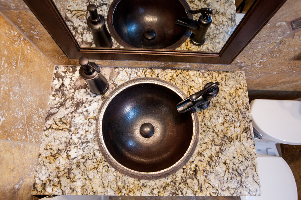 Exempel på ett mellanstort klassiskt badrum med dusch, med ett undermonterad handfat, skåp i mörkt trä, granitbänkskiva, en toalettstol med separat cisternkåpa, beige kakel, blå väggar och travertin golv