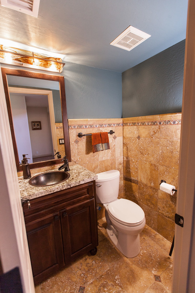Idées déco pour une salle d'eau classique en bois foncé de taille moyenne avec un lavabo encastré, un plan de toilette en granite, WC séparés, un carrelage beige, un mur bleu et un sol en travertin.