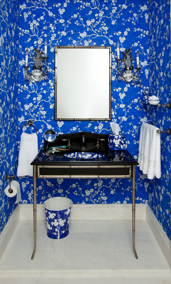 Imagen de cuarto de baño clásico con paredes azules, lavabo tipo consola y encimera de ónix
