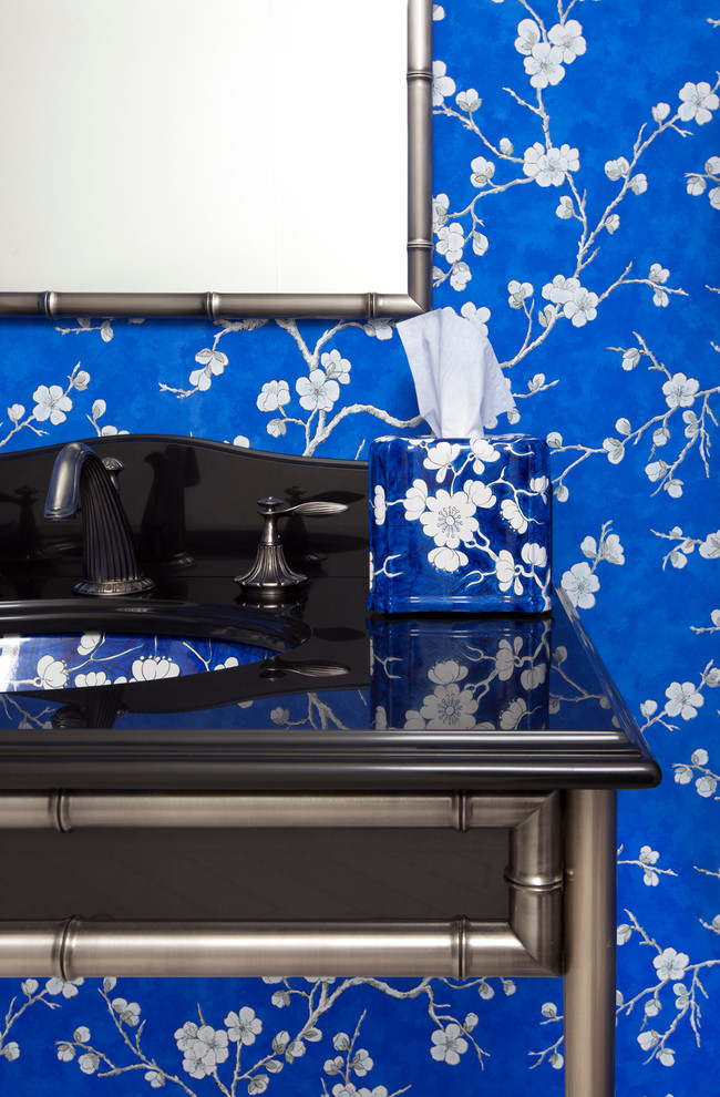 Diseño de cuarto de baño clásico con paredes azules, lavabo tipo consola y encimera de ónix