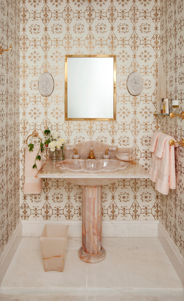 Idee per una stanza da bagno classica con pareti bianche, lavabo a colonna e top in onice