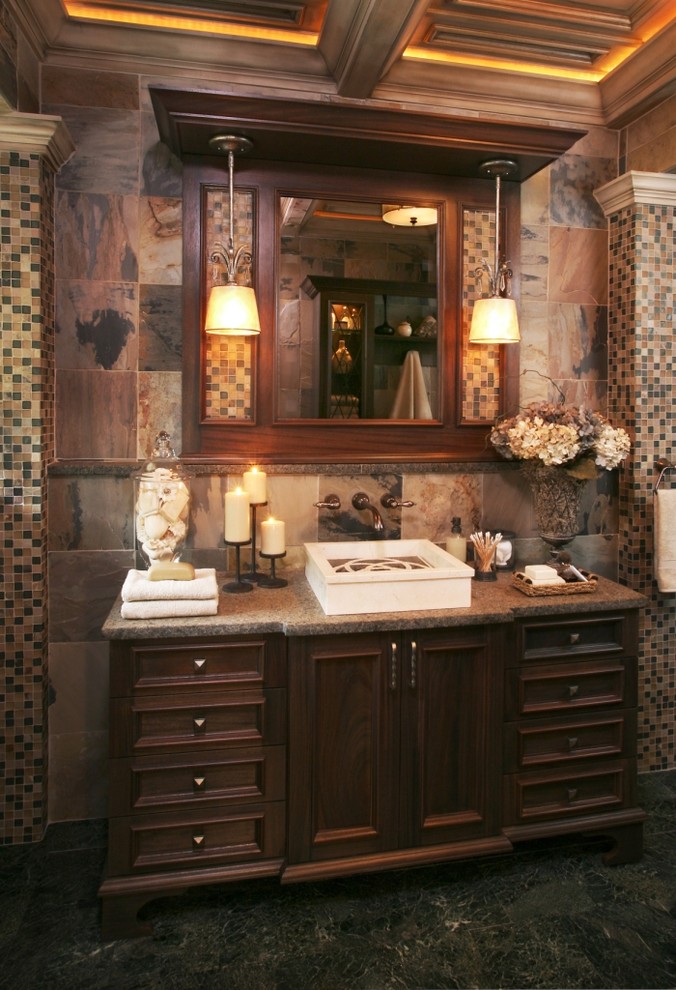 Imagen de cuarto de baño tradicional con lavabo sobreencimera