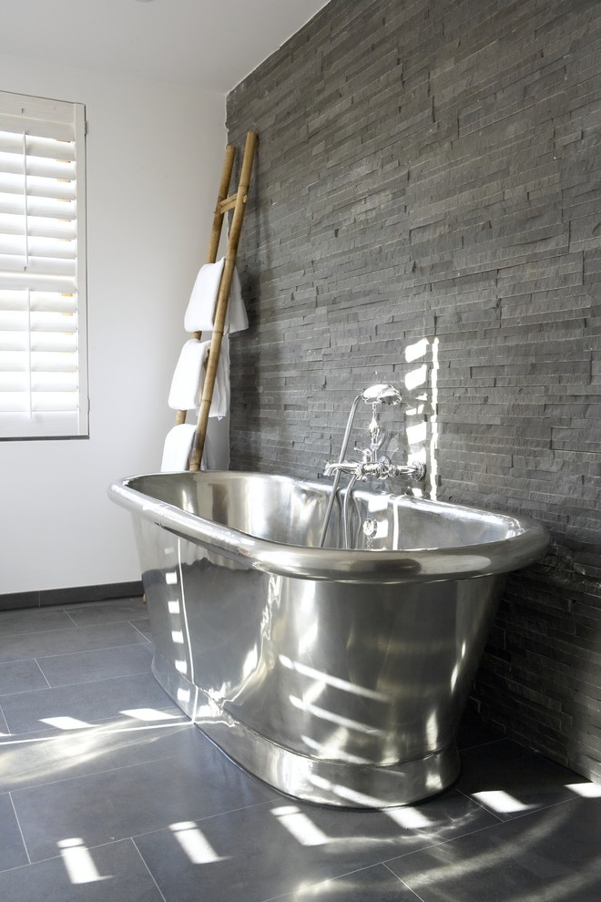Mittelgroßes Modernes Badezimmer mit freistehender Badewanne und Schieferfliesen in Sydney