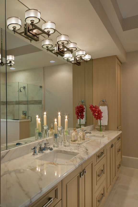 Inspiration för stora klassiska en-suite badrum, med ett integrerad handfat, luckor med infälld panel, vita skåp, granitbänkskiva, ett fristående badkar, en öppen dusch, vit kakel, stenkakel, grå väggar och marmorgolv