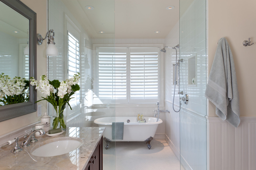Ejemplo de cuarto de baño principal clásico con lavabo integrado, encimera de granito, bañera exenta, ducha abierta y paredes blancas