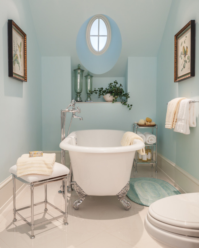 Идея дизайна: большая главная ванная комната в классическом стиле с ванной на ножках, синими стенами и мраморным полом