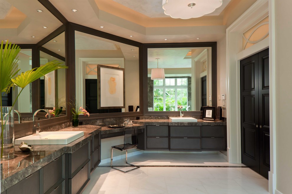 Großes Badezimmer En Suite mit integriertem Waschbecken, flächenbündigen Schrankfronten, dunklen Holzschränken, Granit-Waschbecken/Waschtisch, braunen Fliesen, Steinfliesen und beiger Wandfarbe in Miami