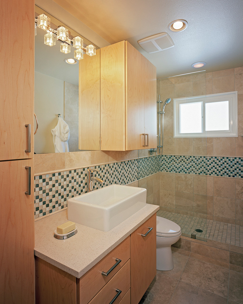Идея дизайна: ванная комната среднего размера в современном стиле с настольной раковиной, плоскими фасадами, светлыми деревянными фасадами, столешницей из искусственного камня, душем в нише, унитазом-моноблоком, бежевой плиткой, плиткой мозаикой, белыми стенами и душевой кабиной