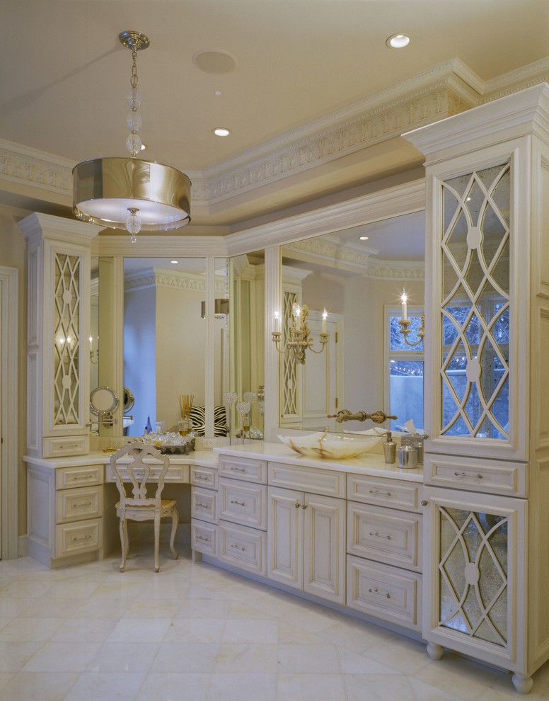 Exempel på ett stort klassiskt en-suite badrum, med luckor med upphöjd panel, vita skåp och vit kakel