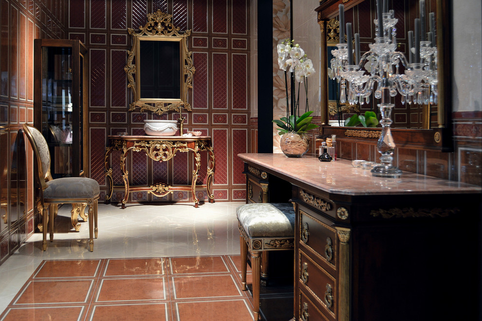 Exemple d'une très grande salle de bain victorienne en bois brun avec un plan de toilette en marbre, un carrelage beige, une vasque, un mur rouge et un sol en marbre.