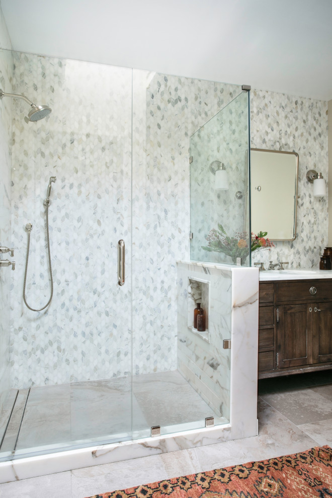 Inredning av ett klassiskt mellanstort vit vitt en-suite badrum, med möbel-liknande, bruna skåp, en öppen dusch, en toalettstol med hel cisternkåpa, beige kakel, marmorkakel, beige väggar, cementgolv, ett nedsänkt handfat, marmorbänkskiva, grått golv och dusch med gångjärnsdörr