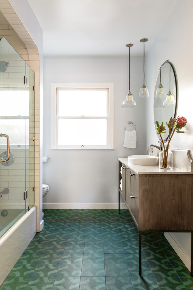 Exempel på ett mellanstort klassiskt grå grått badrum med dusch, med släta luckor, bruna skåp, ett platsbyggt badkar, en dusch i en alkov, en toalettstol med hel cisternkåpa, vit kakel, keramikplattor, blå väggar, cementgolv, bänkskiva i kvarts, blått golv och dusch med gångjärnsdörr