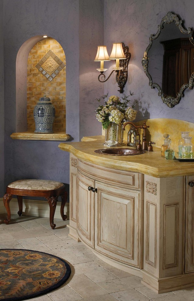 Источник вдохновения для домашнего уюта: большая главная ванная комната в средиземноморском стиле с фиолетовыми стенами, полом из травертина, монолитной раковиной и бежевыми фасадами