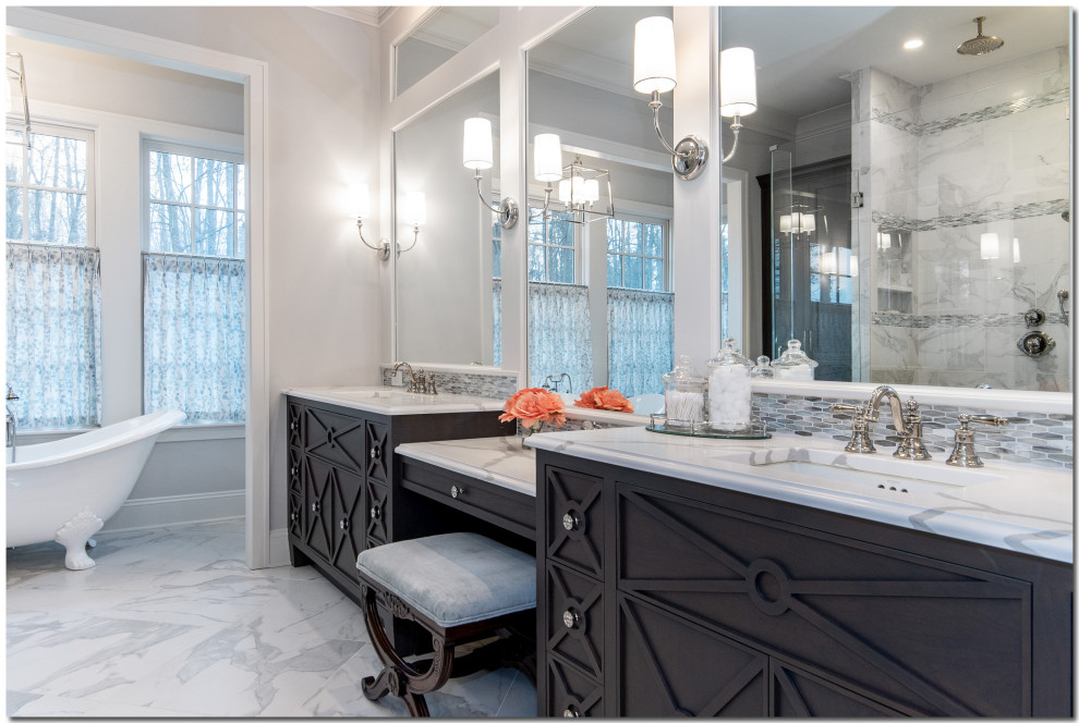 Klassisk inredning av ett mycket stort flerfärgad flerfärgat en-suite badrum, med möbel-liknande, skåp i mörkt trä, ett badkar med tassar, en öppen dusch, grå kakel, glaskakel, grå väggar, marmorgolv, marmorbänkskiva, flerfärgat golv och dusch med gångjärnsdörr