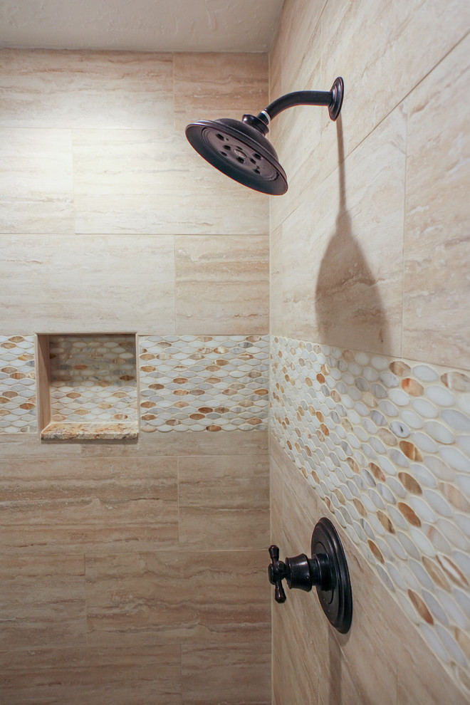 Aménagement d'une salle de bain principale bord de mer de taille moyenne avec une baignoire d'angle, une douche d'angle, un carrelage beige, des carreaux de porcelaine, un mur gris, parquet foncé, un sol marron et une cabine de douche à porte battante.