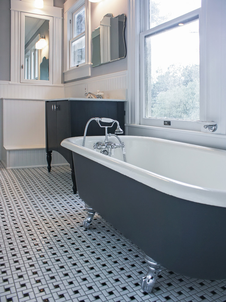 Пример оригинального дизайна: ванная комната среднего размера в классическом стиле с фасадами островного типа, черными фасадами, ванной на ножках, угловым душем, раздельным унитазом, белой плиткой, плиткой кабанчик, серыми стенами, полом из керамической плитки, душевой кабиной, врезной раковиной, столешницей из искусственного камня, разноцветным полом и душем с распашными дверями