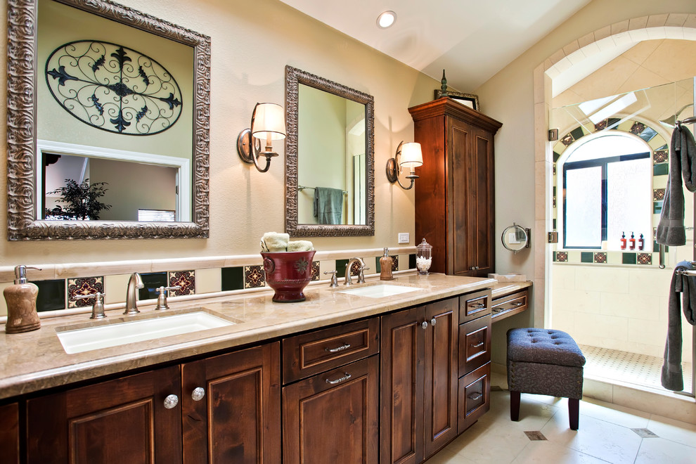 Idéer för ett klassiskt badrum, med luckor med infälld panel, skåp i mörkt trä, en dusch i en alkov, flerfärgad kakel och beige väggar