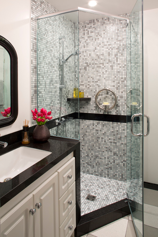 Exempel på ett mellanstort klassiskt en-suite badrum, med ett undermonterad handfat, luckor med upphöjd panel, vita skåp, bänkskiva i återvunnet glas, en hörndusch, glaskakel, vita väggar och svart och vit kakel