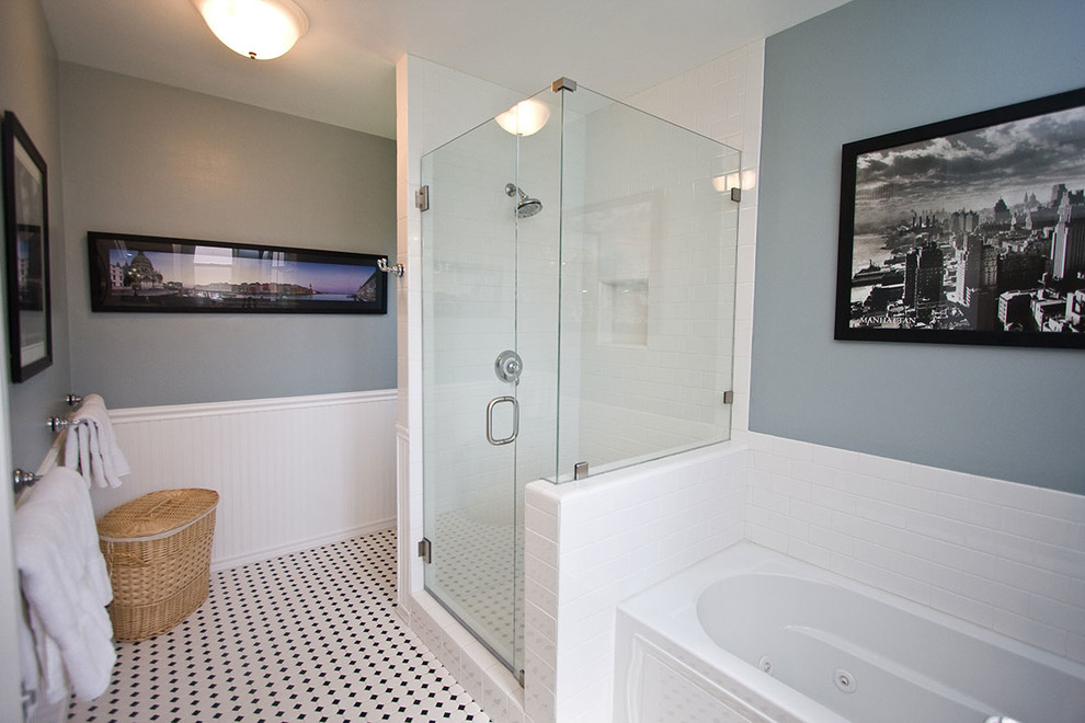 Diseño de cuarto de baño clásico con bañera empotrada, ducha empotrada, baldosas y/o azulejos blancos, baldosas y/o azulejos de cemento, paredes azules y suelo con mosaicos de baldosas