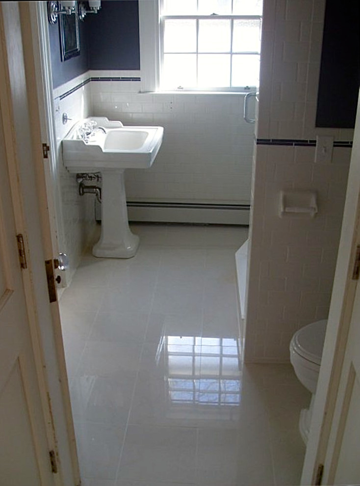 Exemple d'une salle de bain principale chic de taille moyenne avec un lavabo de ferme, une douche d'angle, un carrelage blanc, un carrelage métro, des portes de placard blanches, WC séparés, un mur bleu et un sol en travertin.