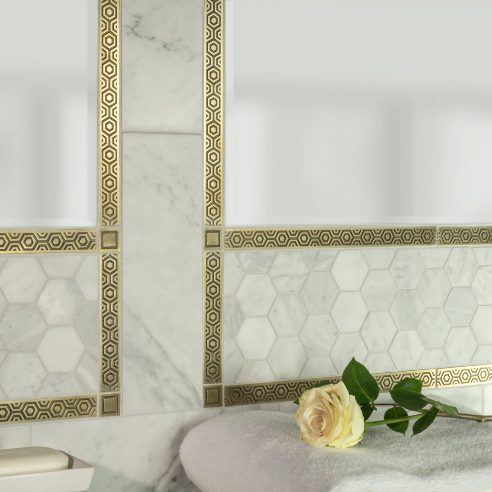 Diseño de cuarto de baño a medida clásico renovado con baldosas y/o azulejos de metal, encimera de mármol y encimeras blancas