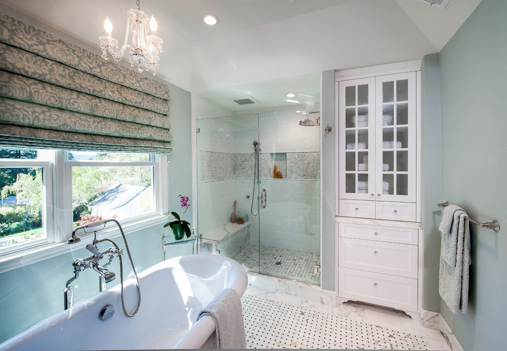Inspiration för ett stort vintage badrum, med skåp i shakerstil, vita skåp, marmorbänkskiva, ett fristående badkar, en hörndusch, vit kakel, blå väggar, marmorgolv, stenhäll och ett undermonterad handfat