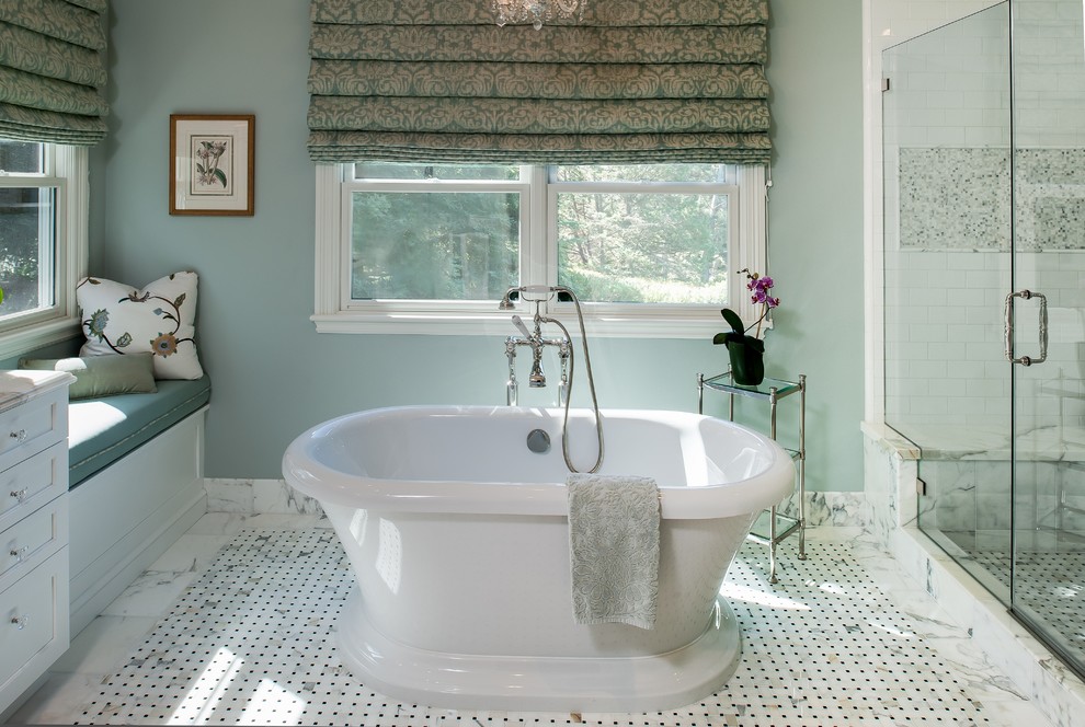 Foto di una stanza da bagno padronale chic di medie dimensioni con vasca freestanding, zona vasca/doccia separata e porta doccia a battente