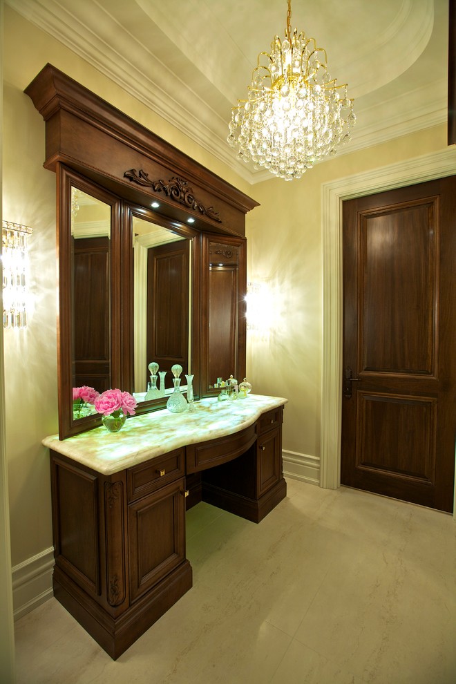 Imagen de cuarto de baño clásico con armarios con paneles empotrados, puertas de armario de madera en tonos medios y encimera de cuarcita