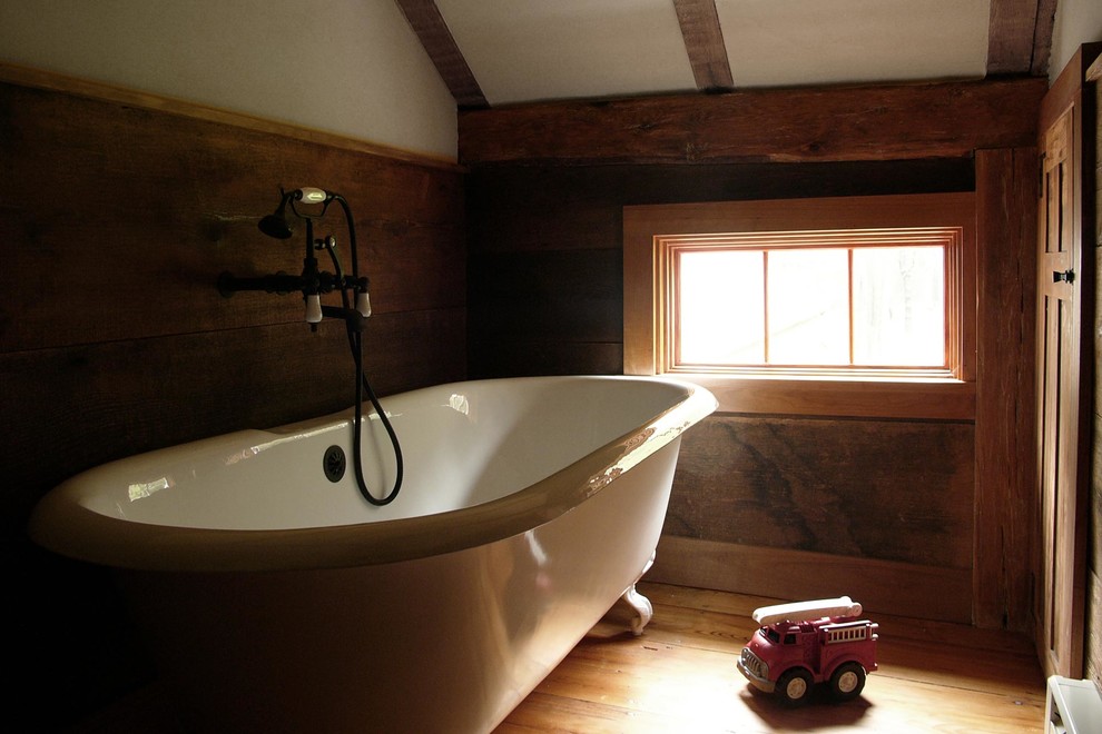 Ejemplo de cuarto de baño infantil rural de tamaño medio con armarios estilo shaker, puertas de armario de madera oscura, bañera con patas, paredes marrones y suelo de madera clara