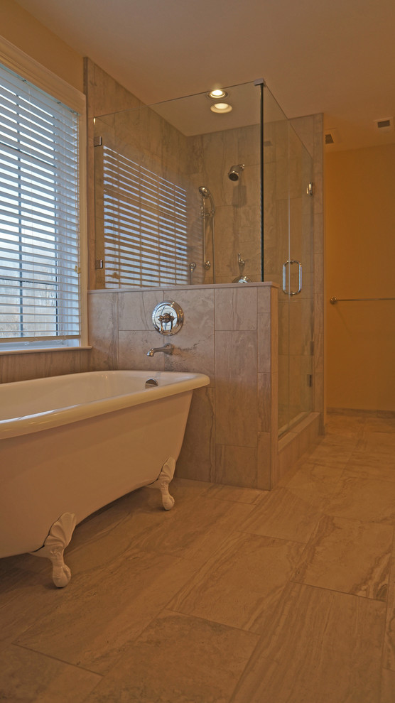 Idéer för att renovera ett stort vintage en-suite badrum, med luckor med upphöjd panel, vita skåp, ett badkar med tassar, en hörndusch, en toalettstol med separat cisternkåpa, grå kakel, porslinskakel, gula väggar, klinkergolv i porslin, ett undermonterad handfat, bänkskiva i kvarts, grått golv och dusch med gångjärnsdörr