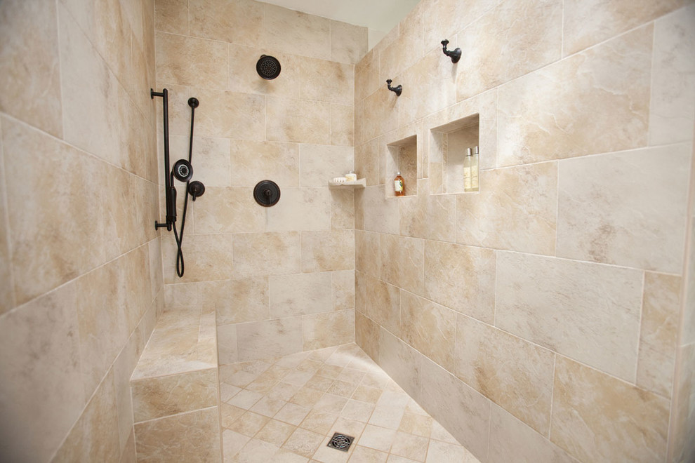 Foto di una stanza da bagno tradizionale con doccia a filo pavimento e piastrelle beige