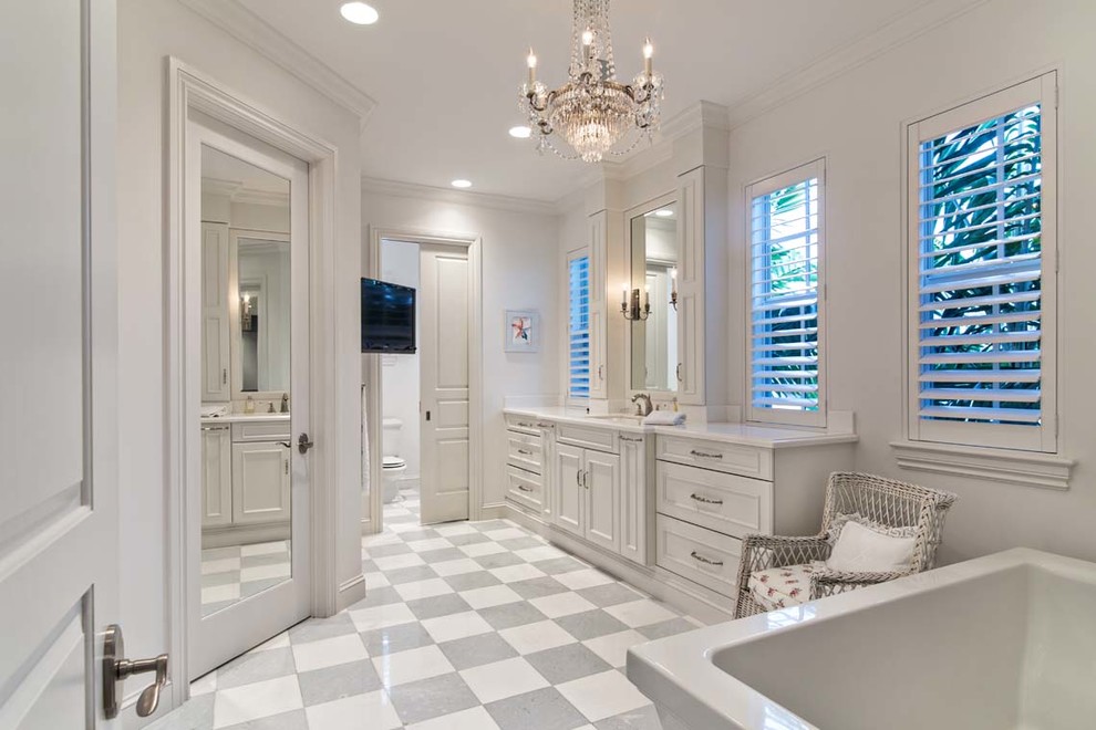 マイアミにあるトラディショナルスタイルのおしゃれな浴室 (白いキャビネット、グレーのタイル、白いタイル、白い壁) の写真