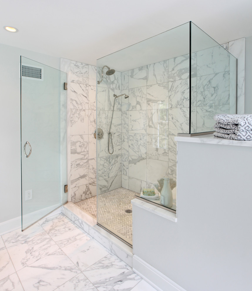 Пример оригинального дизайна: большая главная ванная комната в классическом стиле с двойным душем, серой плиткой, каменной плиткой, серыми стенами, мраморным полом, мраморной столешницей, белым полом и душем с распашными дверями