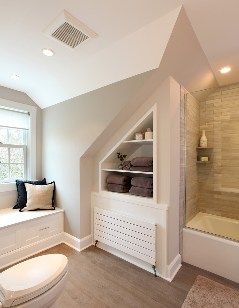 Exempel på ett mellanstort klassiskt badrum, med luckor med infälld panel, vita skåp, ett platsbyggt badkar, en dusch/badkar-kombination, en toalettstol med hel cisternkåpa, beige kakel, keramikplattor, beige väggar och klinkergolv i keramik