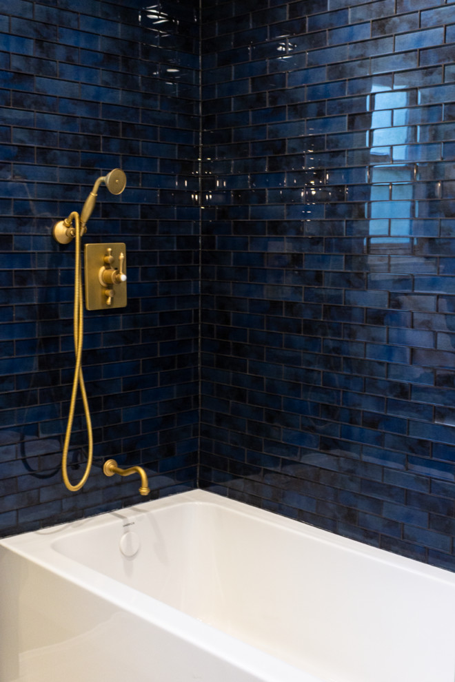Свежая идея для дизайна: детская ванная комната среднего размера в классическом стиле с фасадами в стиле шейкер, серыми фасадами, накладной ванной, душем в нише, унитазом-моноблоком, синей плиткой, плиткой мозаикой, зелеными стенами, полом из керамогранита, накладной раковиной, столешницей из искусственного кварца, бежевым полом, шторкой для ванной и белой столешницей - отличное фото интерьера