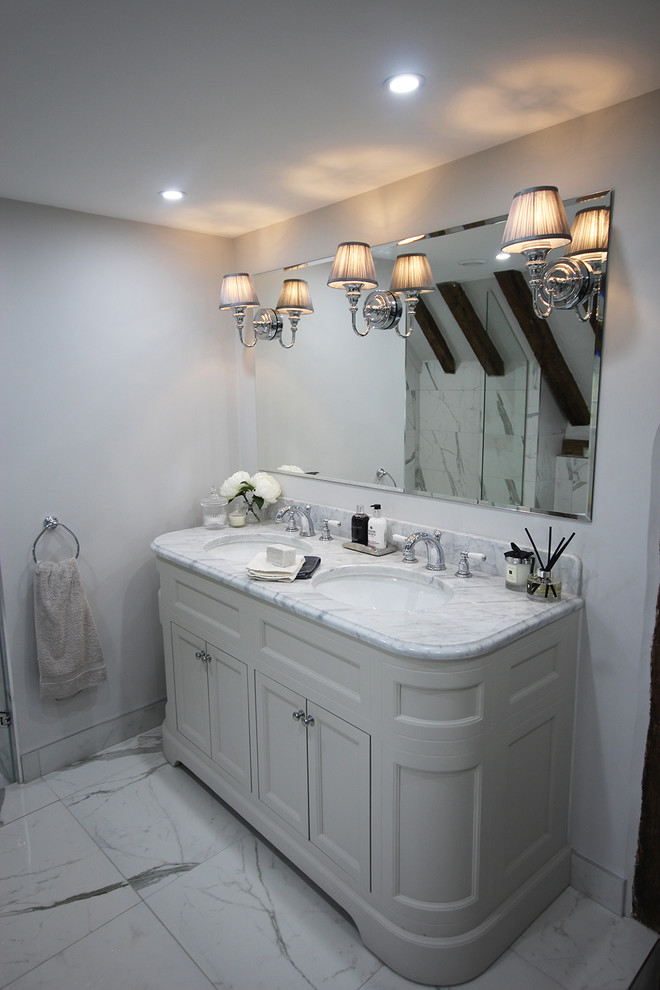 Свежая идея для дизайна: главная ванная комната среднего размера в классическом стиле с фасадами островного типа, серыми фасадами, ванной на ножках, душевой комнатой, раздельным унитазом, черно-белой плиткой, керамогранитной плиткой, серыми стенами, полом из керамогранита, врезной раковиной, мраморной столешницей и душем с распашными дверями - отличное фото интерьера