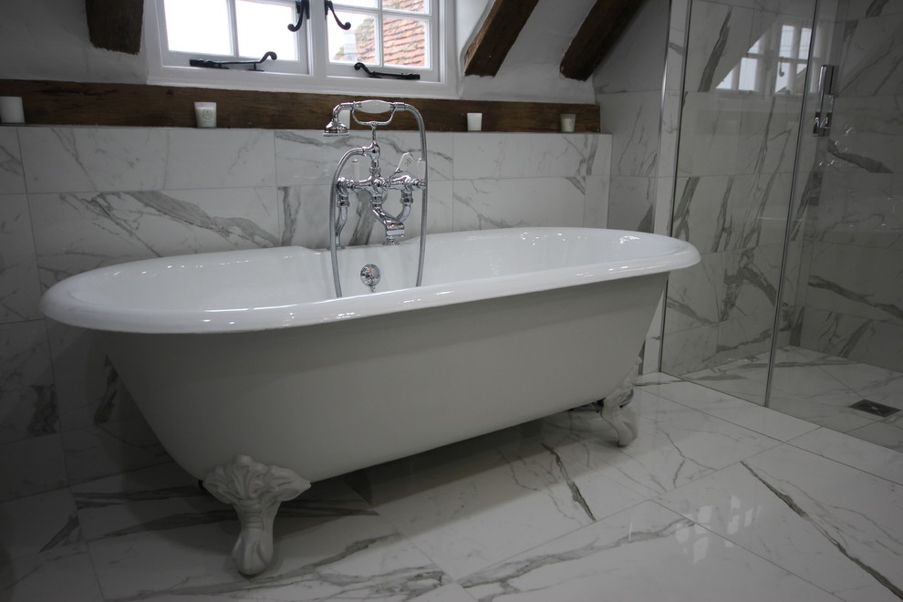 Diseño de cuarto de baño principal, tradicional, de tamaño medio, sin sin inodoro, con armarios tipo mueble, puertas de armario grises, bañera con patas, sanitario de dos piezas, baldosas y/o azulejos blancas y negros, baldosas y/o azulejos de porcelana, paredes grises, suelo de baldosas de porcelana, lavabo bajoencimera, encimera de mármol y ducha con puerta con bisagras