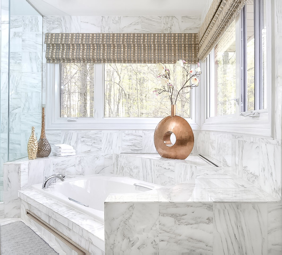 На фото: главная ванная комната среднего размера в классическом стиле с накладной ванной, угловым душем, унитазом-моноблоком, белыми стенами, душем с распашными дверями, мраморной плиткой, мраморным полом и белым полом с