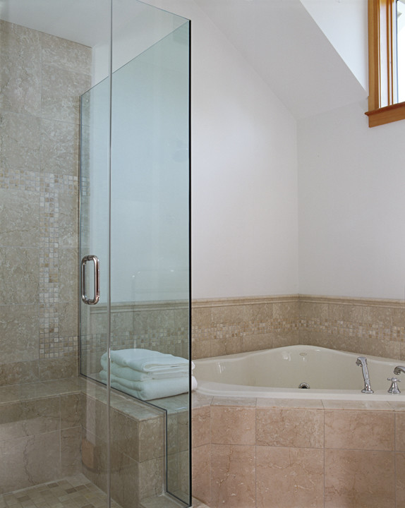 Foto di una stanza da bagno padronale con vasca ad angolo, doccia aperta, piastrelle beige, piastrelle in ceramica e pareti bianche