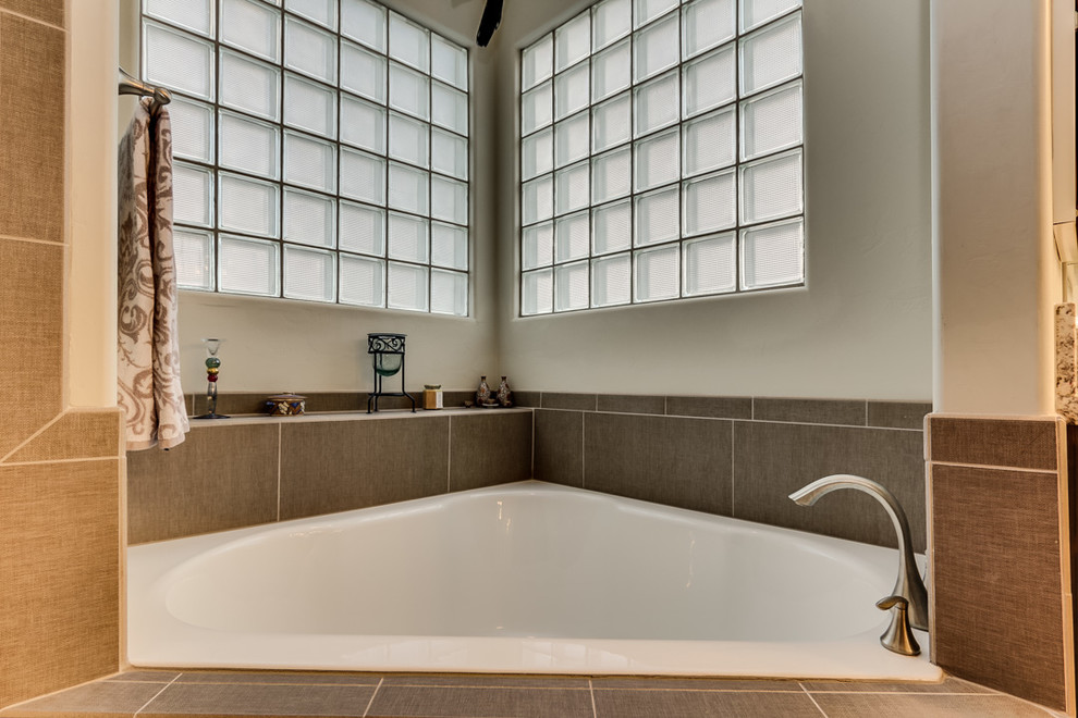 Inredning av ett klassiskt mellanstort en-suite badrum, med luckor med upphöjd panel, skåp i mellenmörkt trä, ett hörnbadkar, en kantlös dusch, beige väggar, ett undermonterad handfat, granitbänkskiva och med dusch som är öppen