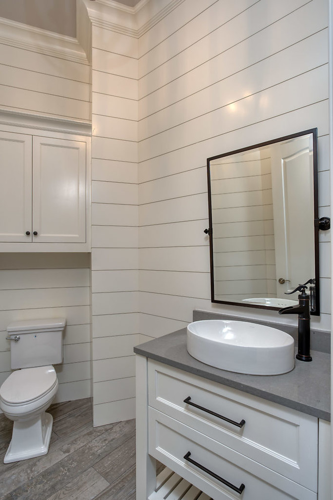 Idee per una stanza da bagno padronale tradizionale di medie dimensioni con ante grigie