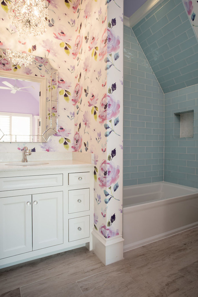 Cette image montre une salle de bain traditionnelle de taille moyenne pour enfant avec des portes de placard grises.