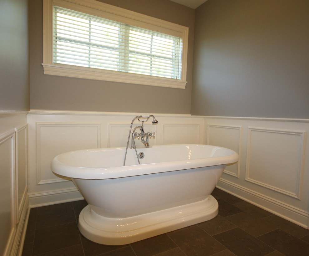 Mittelgroßes Klassisches Badezimmer En Suite mit freistehender Badewanne, brauner Wandfarbe, Porzellan-Bodenfliesen und braunem Boden in Chicago