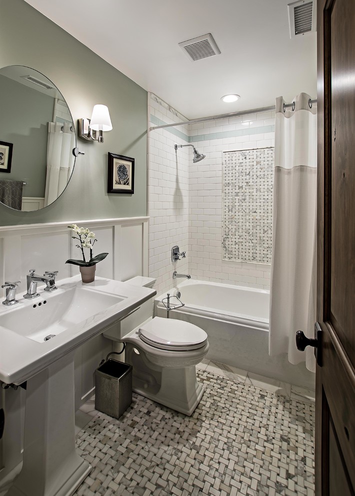 Foto di una stanza da bagno classica di medie dimensioni con vasca ad alcova, vasca/doccia, WC monopezzo, lavabo a colonna e doccia con tenda