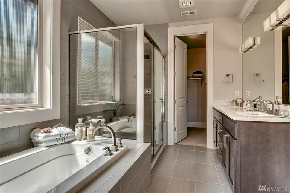 Inspiration för ett stort funkis en-suite badrum, med skåp i shakerstil, skåp i mellenmörkt trä, ett platsbyggt badkar, en hörndusch, vit kakel, grå väggar, ett nedsänkt handfat och kaklad bänkskiva