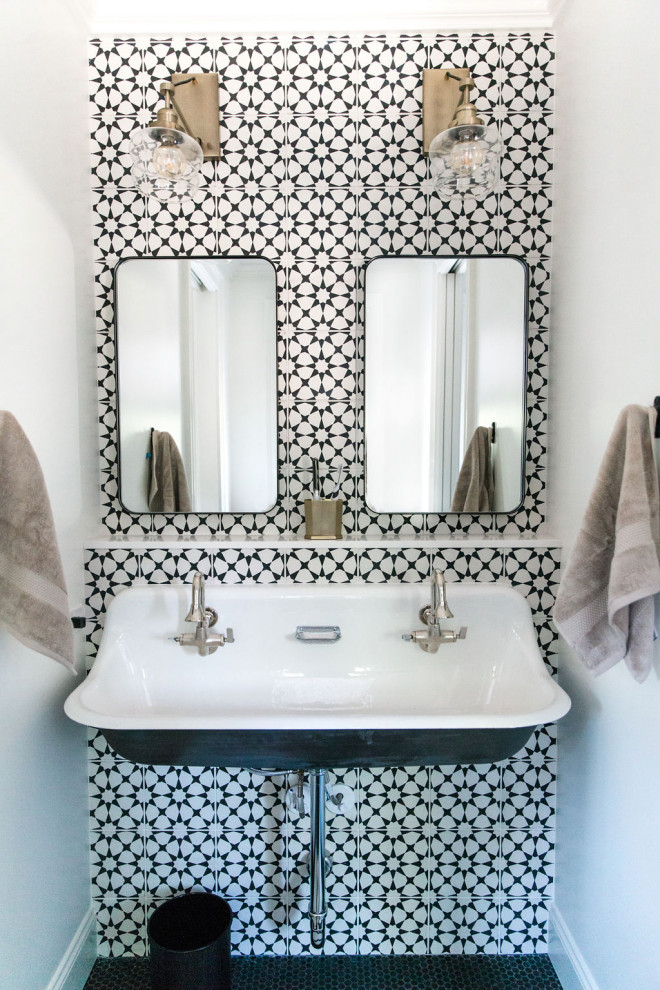 Immagine di una stanza da bagno tradizionale con piastrelle multicolore, lavabo rettangolare, pavimento nero e due lavabi