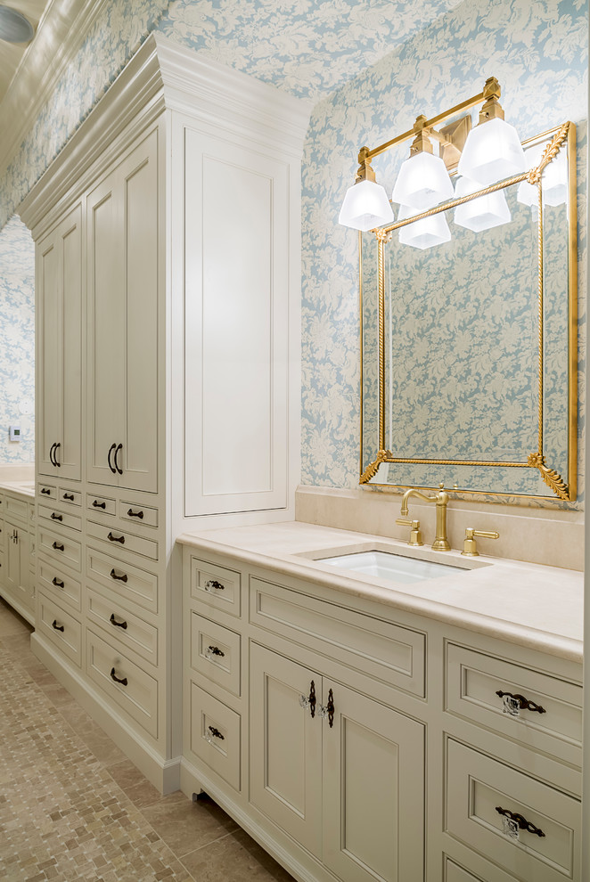 На фото: главная ванная комната среднего размера в стиле фьюжн с фасадами с декоративным кантом, белыми фасадами, душем в нише, раздельным унитазом, бежевой плиткой, каменной плиткой, синими стенами, мраморным полом, врезной раковиной и мраморной столешницей