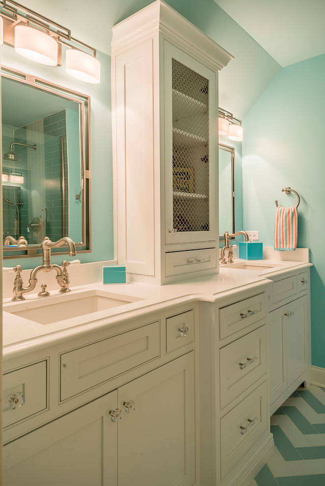 Идея дизайна: детская ванная комната среднего размера в стиле фьюжн с фасадами островного типа, белыми фасадами, душем в нише, раздельным унитазом, синей плиткой, керамогранитной плиткой, синими стенами, полом из керамогранита, врезной раковиной и столешницей из искусственного кварца