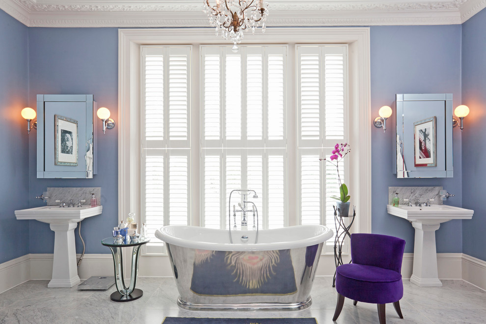 Klassisches Badezimmer En Suite mit freistehender Badewanne, grauen Fliesen, blauer Wandfarbe und Sockelwaschbecken in Berkshire