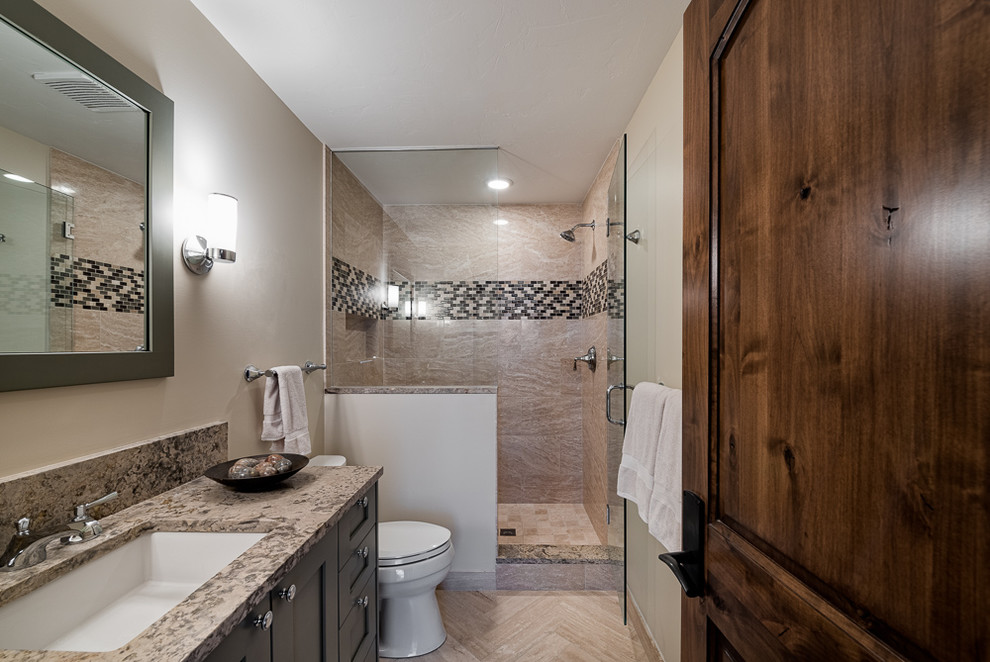 Inspiration för ett litet vintage badrum med dusch, med skåp i shakerstil, marmorbänkskiva, grön kakel, stenkakel, vita väggar, travertin golv och skåp i mörkt trä